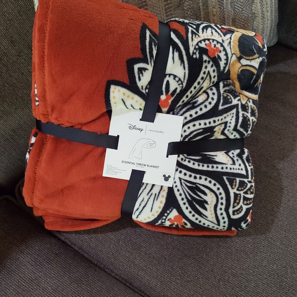 SOLD OUT Vera Bradley Potters Clay Floral Disney Blanket-NWT - Picture 3 of 3